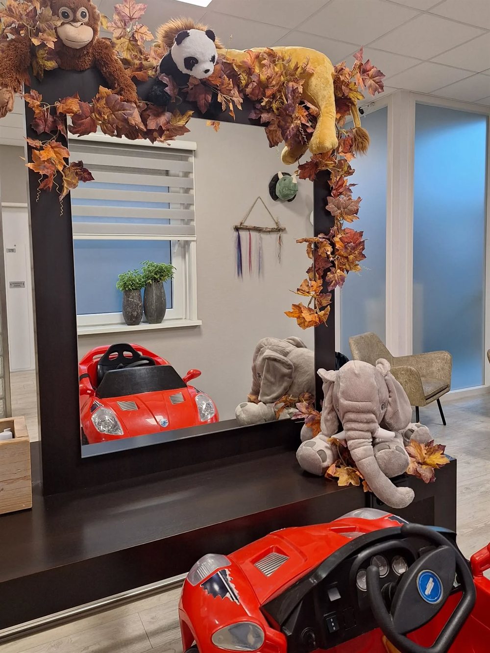 Rode autostoel, knuffels en herfstdecoratie in de Kids Corner