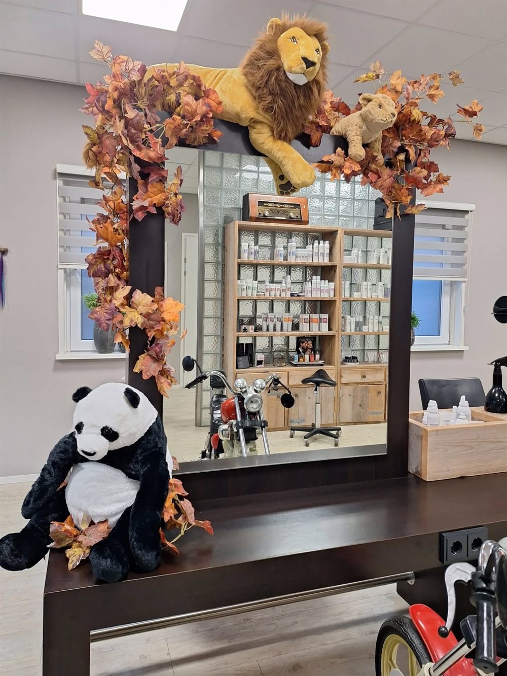 Motorstoel en grote knuffels in de Kids Corner